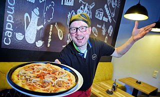 Savatore Pappalardo nennt sich selbst den singenden Pizzabäcker - vorzugsweise Eros-Ramazzotti-Lieder. - Barbara Franke Savatore Pappalardo nennt sich selbst den singenden Pizzabäcker - vorzugsweise Eros-Ramazzotti-Lieder. - Barbara Franke