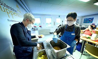 Essensausgabe in den Räumen der Suppenküche. 30 Personen dürfen Platz nehmen. - Andreas Frücht Essensausgabe in den Räumen der Suppenküche. 30 Personen dürfen Platz nehmen. - Andreas Frücht