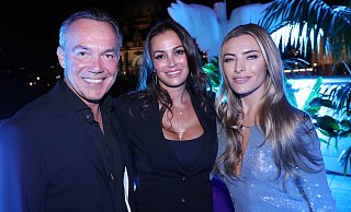 Thomas Hagedorn mit seiner Verlobten Yvonne Fritz und Moderatorin Sophia Thomalla auf der Bertelsmann-Party 2025. - Patrick Menzel Thomas Hagedorn mit seiner Verlobten Yvonne Fritz und Moderatorin Sophia Thomalla auf der Bertelsmann-Party 2025. - Patrick Menzel