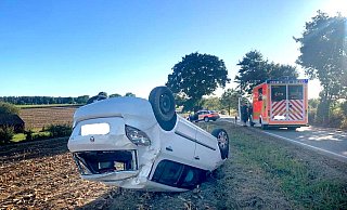 Auf dem Dach: Zwei Menschen wurden bei einem Unfall in Bosseborn schwer verletzt. - Feuerwehr Höxter Auf dem Dach: Zwei Menschen wurden bei einem Unfall in Bosseborn schwer verletzt. - Feuerwehr Höxter