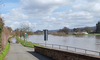 Der Weserradweg in Höxter ist inzwischen überflutet. - Madita Schellenberg Der Weserradweg in Höxter ist inzwischen überflutet. - Madita Schellenberg