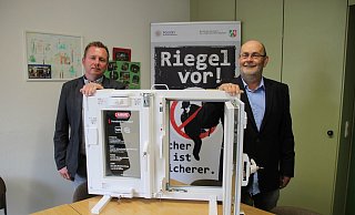 Mit Sicherheit gegen Einbrecher: Sören Anderson (l.) ist der neue Berater für technische Prävention im Kriminalkommissariat Vorbeugung und Opferschutz. Kriminalhauptkommissar Lutz Kollmeyer (r.) geht Ende des Monats nach 41 Dienstjahren in den Ruhestand. - Nicole Bliesener Mit Sicherheit gegen Einbrecher: Sören Anderson (l.) ist der neue Berater für technische Prävention im Kriminalkommissariat Vorbeugung und Opferschutz. Kriminalhauptkommissar Lutz Kollmeyer (r.) geht Ende des Monats nach 41 Dienstjahren in den Ruhestand. - Nicole Bliesener