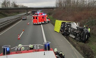 Das Fahrzeug kam von der Fahrbahn ab und kippte um. - Feuerwehr Bad Wünnenberg Das Fahrzeug kam von der Fahrbahn ab und kippte um. - Feuerwehr Bad Wünnenberg