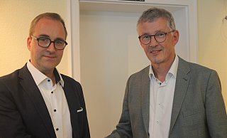 Lars Hartwig (CDU, l.) gratuliert dem alten und neuen Spenger Bürgermeister Bernd Dumcke (SPD). - Jan-Henrik Gerdener Lars Hartwig (CDU, l.) gratuliert dem alten und neuen Spenger Bürgermeister Bernd Dumcke (SPD). - Jan-Henrik Gerdener