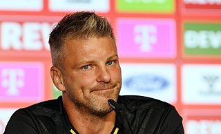 Lukas Kwasniok teilte auf der Pressekonferenz vor dem Kölner Pokalspiel gegen Jahn Regensburg gegen den SC Paderborn aus. - picture alliance / Foto Huebner Lukas Kwasniok teilte auf der Pressekonferenz vor dem Kölner Pokalspiel gegen Jahn Regensburg gegen den SC Paderborn aus. - picture alliance / Foto Huebner