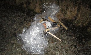 Die aus Folie und Holz gebastelte Puppe war ins Gleibett gelegt worden. - Bundespolizei Hagen Die aus Folie und Holz gebastelte Puppe war ins Gleibett gelegt worden. - Bundespolizei Hagen