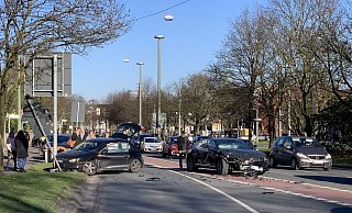 Zwei schwer beschädigte Fahrzeuge und ordentlich Probleme im nachmittäglichen Verkehr. - privat Zwei schwer beschädigte Fahrzeuge und ordentlich Probleme im nachmittäglichen Verkehr. - privat