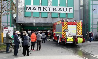 Viele Kunden des Marktkaufs standen nach der Evakuierung auf dem Außenparkplatz. Die Tiefgarage war abgesperrt. - Wolfgang Rudolf Viele Kunden des Marktkaufs standen nach der Evakuierung auf dem Außenparkplatz. Die Tiefgarage war abgesperrt. - Wolfgang Rudolf