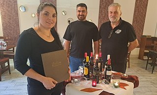 Im Februar 2024 hatte Stella Apostoledis (v. l.) mit ihrem Mann Tasios Evagelos das Almani übernommen und ihm ihren Namen gegeben. Almani-Wirt Theo Ioannidis sprang nun ein, als das Restaurant in Schieflage kam. - Silke Derkum-Homburg Im Februar 2024 hatte Stella Apostoledis (v. l.) mit ihrem Mann Tasios Evagelos das Almani übernommen und ihm ihren Namen gegeben. Almani-Wirt Theo Ioannidis sprang nun ein, als das Restaurant in Schieflage kam. - Silke Derkum-Homburg