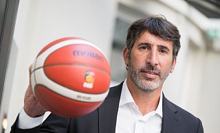 Alex Mumbru tritt als Nachfolger von Gordon Herbert in große Fußstapfen. - Sebastian Gollnow/dpa Alex Mumbru tritt als Nachfolger von Gordon Herbert in große Fußstapfen. - Sebastian Gollnow/dpa