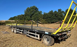 Der Anhänger blieb auf einem Feld stehen, weil sich die Deichsel in den Acker grub. - Polizei Höxter Der Anhänger blieb auf einem Feld stehen, weil sich die Deichsel in den Acker grub. - Polizei Höxter