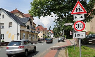 Tempo 30 gilt an Schulen und Kindergärten - hier an der Diebrocker Straße. - Frank-Michael Kiel-Steinkamp Tempo 30 gilt an Schulen und Kindergärten - hier an der Diebrocker Straße. - Frank-Michael Kiel-Steinkamp