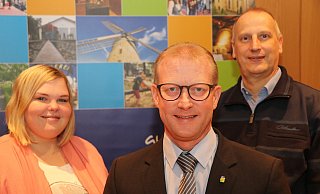 Bürgermeister Thomas Meyer (Mitte), hier zusammen mit Sarah Karczewski (SPD-Vorsitzende in Enger) und Jörg Pultermann (SPD-Fraktionsvorsitzender im Stadtrat), stellt sich im September dem Votum der Bürger. - Ekkehard Wind Bürgermeister Thomas Meyer (Mitte), hier zusammen mit Sarah Karczewski (SPD-Vorsitzende in Enger) und Jörg Pultermann (SPD-Fraktionsvorsitzender im Stadtrat), stellt sich im September dem Votum der Bürger. - Ekkehard Wind
