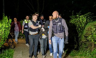 Einsatzkräfte der Polizei führen den Tatverdächtigen nach seiner Festnahme ab. - Tim Oelbermann/dpa Einsatzkräfte der Polizei führen den Tatverdächtigen nach seiner Festnahme ab. - Tim Oelbermann/dpa