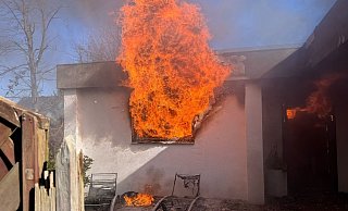 Das Gebäude an der Ernstmeierstraße steht in Flammen. Ausgebrochen ist das Feuer in der Sauna eines Fitnessstudios. - Feuerwehr Herford Das Gebäude an der Ernstmeierstraße steht in Flammen. Ausgebrochen ist das Feuer in der Sauna eines Fitnessstudios. - Feuerwehr Herford