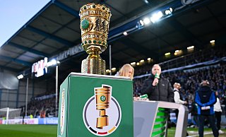 Der DFB-Pokal war bereits beim Halbfinale zwischen Arminia und Bayer Leverkusen in Bielefeld zu Besuch. In Kürze macht der Pott noch einmal Station in der Leineweberstadt. - Teresa Kroeger Der DFB-Pokal war bereits beim Halbfinale zwischen Arminia und Bayer Leverkusen in Bielefeld zu Besuch. In Kürze macht der Pott noch einmal Station in der Leineweberstadt. - Teresa Kroeger