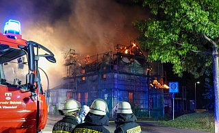 Alle zweieinhalb geschosse des Hauses an der Vilsendorfer Straße standen komplett in Flammen. - Paul Brinkmann Alle zweieinhalb geschosse des Hauses an der Vilsendorfer Straße standen komplett in Flammen. - Paul Brinkmann