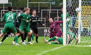 Noch nicht das Siegtor: Kapitän Julian Wolff (Mitte) trifft zum zwischenzeitlichen 2:1 für seinen SV Rödinghausen, der am Ende 3:2 beim FC Gütersloh gewinnt. - Joel Beinke Noch nicht das Siegtor: Kapitän Julian Wolff (Mitte) trifft zum zwischenzeitlichen 2:1 für seinen SV Rödinghausen, der am Ende 3:2 beim FC Gütersloh gewinnt. - Joel Beinke