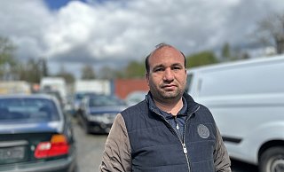 Munzer Alnayef steht auf dem Firmengelände seiner Kfz-Werkstatt. Der 40-jährige Syrer ist mit den Nerven am Ende, klagt über gesundheitliche Probleme und weiß nicht weiter. Die Erpressung und Brandstiftung haben ihn mitgenommen, die finanziellen Probleme erdrücken ihn. - Patrick Schwemling Munzer Alnayef steht auf dem Firmengelände seiner Kfz-Werkstatt. Der 40-jährige Syrer ist mit den Nerven am Ende, klagt über gesundheitliche Probleme und weiß nicht weiter. Die Erpressung und Brandstiftung haben ihn mitgenommen, die finanziellen Probleme erdrücken ihn. - Patrick Schwemling