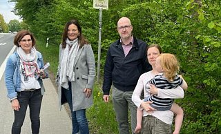 Dies ist das Foto, das der CDU-Stadtverband seiner E-Mail über die Sicherheit an Schulbushaltestellen an die Medien beigelegt hat. Es zeigt Sabine Hallmann (v.l.), Anke Theisen, Thomas Beck und Yvonne Hapel bei der Ortsbegehung. - Daniel Teubner (Ausschnitt) Dies ist das Foto, das der CDU-Stadtverband seiner E-Mail über die Sicherheit an Schulbushaltestellen an die Medien beigelegt hat. Es zeigt Sabine Hallmann (v.l.), Anke Theisen, Thomas Beck und Yvonne Hapel bei der Ortsbegehung. - Daniel Teubner (Ausschnitt)