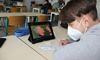 Kopf in den Nacken, Stäbchen in die Nase: In einem Video erklärt Lehrer Michael Eichholz, wie es funktioniert. - Ivonne Michel Kopf in den Nacken, Stäbchen in die Nase: In einem Video erklärt Lehrer Michael Eichholz, wie es funktioniert. - Ivonne Michel