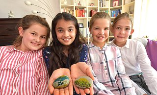 Karlotta (8), Sophie (9), Mia (8) und Robin (8, v. l.) haben selbst bemalte Kieselsteine und geflechtete Armbänder zugunsten des Gütersloher Tierheimes verkauft. - Jens Dünhölter Karlotta (8), Sophie (9), Mia (8) und Robin (8, v. l.) haben selbst bemalte Kieselsteine und geflechtete Armbänder zugunsten des Gütersloher Tierheimes verkauft. - Jens Dünhölter