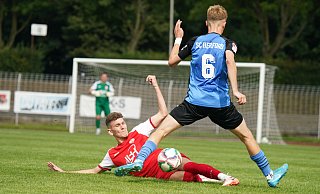 Danylo Tsehelniy gegen Manuel Rahde beim Spiel SC Herford gegen den Nachbarn FC RW Kirchlengern. - Yvonne Gottschlich Danylo Tsehelniy gegen Manuel Rahde beim Spiel SC Herford gegen den Nachbarn FC RW Kirchlengern. - Yvonne Gottschlich