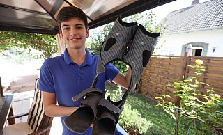 Raffael Csik ist das erste Kind weltweit, bei dem eine besondere Form der CIDP diagnostiziert wurde. Hier zeigt der 15-Jährige seine Orthesen. - Nicole Sielermann Raffael Csik ist das erste Kind weltweit, bei dem eine besondere Form der CIDP diagnostiziert wurde. Hier zeigt der 15-Jährige seine Orthesen. - Nicole Sielermann