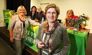 Die Grünen um Marianne Weiß, Matthi Bolte, Bernd Ackehurst und Sandra Mende (v. l.) sprachen sich gestern in einer Mitgliederversammlung einstimmig für eine erneute Kandidatur von Britta Haßelmann (vorne) aus. - FOTO: REIMAR OTT Die Grünen um Marianne Weiß, Matthi Bolte, Bernd Ackehurst und Sandra Mende (v. l.) sprachen sich gestern in einer Mitgliederversammlung einstimmig für eine erneute Kandidatur von Britta Haßelmann (vorne) aus. - FOTO: REIMAR OTT