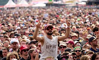 Rockfans drängen sich beim Open-Air-Festival "Rock am Ring". - Thomas Frey/dpa Rockfans drängen sich beim Open-Air-Festival "Rock am Ring". - Thomas Frey/dpa