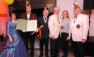 Über Orden, Urkunden und Glückwünsche des BWK konnten sich Sarah Hansmann und Erwin Nowak (2. u. 3. v. r.) freuen. Gratulanten waren Prinzessin Kirsten, Prinz Martin, BWK Präsidiumsmitglied Bernd Bartels-Trautmann und NKG Präsident Josef Schunicht. - Josef Köhne Über Orden, Urkunden und Glückwünsche des BWK konnten sich Sarah Hansmann und Erwin Nowak (2. u. 3. v. r.) freuen. Gratulanten waren Prinzessin Kirsten, Prinz Martin, BWK Präsidiumsmitglied Bernd Bartels-Trautmann und NKG Präsident Josef Schunicht. - Josef Köhne