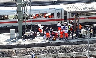 Rettungseinsatz am 11. September an Gleis 5: Notärzte und Sanitäter behandelten die betroffenen Schüler. - Jörg Krahn Rettungseinsatz am 11. September an Gleis 5: Notärzte und Sanitäter behandelten die betroffenen Schüler. - Jörg Krahn