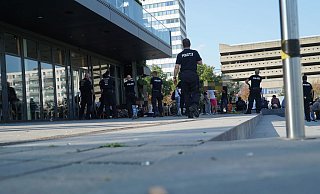Mit Razzien versuchte und versucht die Polizei, den Drogenhandel einzudämmen. - Christian Geisler (Archivfoto/Symbolfoto) Mit Razzien versuchte und versucht die Polizei, den Drogenhandel einzudämmen. - Christian Geisler (Archivfoto/Symbolfoto)