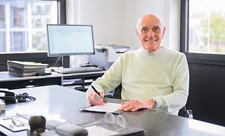 Martin Kind hält trotz unterschiedlicher Auffassungen zum Ukraine-Krieg an der «guten Bekanntschaft» mit Gerhard Schröder fest. - Julian Stratenschulte/dpa Martin Kind hält trotz unterschiedlicher Auffassungen zum Ukraine-Krieg an der «guten Bekanntschaft» mit Gerhard Schröder fest. - Julian Stratenschulte/dpa