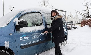 Danuta Mandla, Leiterin des Ambulanten Pflegedienstes "Daheim", berichtet, dass die Leute sehr hilfsbereit sind und den Kolleginnen bei Problemen mit dem vielen Schnee bereitwillig helfen. - Marion Pokorra-Brockschmidt Danuta Mandla, Leiterin des Ambulanten Pflegedienstes "Daheim", berichtet, dass die Leute sehr hilfsbereit sind und den Kolleginnen bei Problemen mit dem vielen Schnee bereitwillig helfen. - Marion Pokorra-Brockschmidt