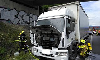 Im Einsatz waren der B-Dienst, die Bad Oeynhausener Feuer und Rettungswache, die Löschruppen Rehme und Oberbecksen, sowie Rettungswagen und Polizei. - Feuerwehr Bad Oeynhausen Im Einsatz waren der B-Dienst, die Bad Oeynhausener Feuer und Rettungswache, die Löschruppen Rehme und Oberbecksen, sowie Rettungswagen und Polizei. - Feuerwehr Bad Oeynhausen