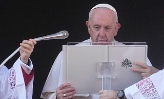 Papst Franziskus spricht den Weihnachtssegen «Urbi et Orbi» vom Hauptbalkon des Petersdoms. - Gregorio Borgia/AP/dpa Papst Franziskus spricht den Weihnachtssegen «Urbi et Orbi» vom Hauptbalkon des Petersdoms. - Gregorio Borgia/AP/dpa