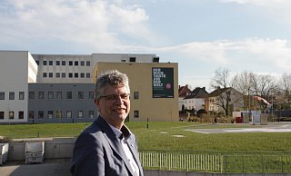 Bundestagsabgeordneter Christian Haase (CDU) vor dem Warburger Krankenhaus. An der Fassade der Helios-Klinik wirbt ein riesiges Plakat für den „wichtigsten Job der Welt". - Dieter Scholz Bundestagsabgeordneter Christian Haase (CDU) vor dem Warburger Krankenhaus. An der Fassade der Helios-Klinik wirbt ein riesiges Plakat für den „wichtigsten Job der Welt". - Dieter Scholz