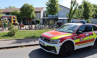 Die Delbrücker Feuerwehr rückt am Donnerstagvormittag zur Grundschule Johannes an der Graf-Sporck-Straße aus. - Feuerwehr Delbrück Die Delbrücker Feuerwehr rückt am Donnerstagvormittag zur Grundschule Johannes an der Graf-Sporck-Straße aus. - Feuerwehr Delbrück