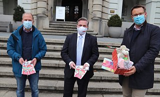 Sammelstellenleiter Friedhelm Wizenti (v.l.), Bürgermeister Tim Kähler und Pastor Lars Schwesinger laden zur Aktion "Weihnachten im Schuhkarton" ein, die bedürftigen Kindern weltweit hilft. - Alexandra Golfinger Sammelstellenleiter Friedhelm Wizenti (v.l.), Bürgermeister Tim Kähler und Pastor Lars Schwesinger laden zur Aktion "Weihnachten im Schuhkarton" ein, die bedürftigen Kindern weltweit hilft. - Alexandra Golfinger