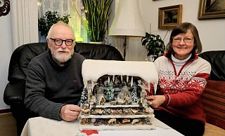 Eine Rarität ist dieser Weihnachtsstand, vermutlich von 1910. Sigrid und Siegfried Israel haben das "Schätzchen" im Sommer im Erzgebirge entdeckt. - Heike von Schulz Eine Rarität ist dieser Weihnachtsstand, vermutlich von 1910. Sigrid und Siegfried Israel haben das "Schätzchen" im Sommer im Erzgebirge entdeckt. - Heike von Schulz
