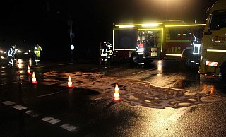 Durch Glassplitter und ausgelaufenem Öl verunreinigt, musste die Kreuzung am Morgen aufwendig gereingt werden. - Polizei Minden-Lübbecke Durch Glassplitter und ausgelaufenem Öl verunreinigt, musste die Kreuzung am Morgen aufwendig gereingt werden. - Polizei Minden-Lübbecke