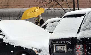 Viel Schnee sorgt am Montag für schlechtes Durchkommen. - Symbolfoto: AFP Viel Schnee sorgt am Montag für schlechtes Durchkommen. - Symbolfoto: AFP