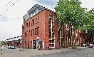 An der Ecke August-Bebel-/Carl-Schmidt-Straße steht das Haus, in dem früher Dürkopp-Adler saß. - FOTO: OLIVER KRATO An der Ecke August-Bebel-/Carl-Schmidt-Straße steht das Haus, in dem früher Dürkopp-Adler saß. - FOTO: OLIVER KRATO