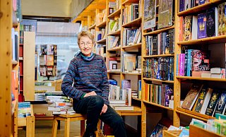 Gabriele Strathmann in ihrer gemütlichen Buchhandlung an der Bahnhofstraße, die sie aller Voraussicht nach an zwei noch unbekannte Damen aus SHS übergibt. - BESIM MAZHIQI Gabriele Strathmann in ihrer gemütlichen Buchhandlung an der Bahnhofstraße, die sie aller Voraussicht nach an zwei noch unbekannte Damen aus SHS übergibt. - BESIM MAZHIQI