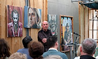 Der Elverdisser Walter Reich ist Mitglied der Initiative Widuland. Sein Hof ist von den Trassenplänen selbst betroffen. In der Galerie Claudia Bach erörterte er die Pläne. - Katharina Eisele Der Elverdisser Walter Reich ist Mitglied der Initiative Widuland. Sein Hof ist von den Trassenplänen selbst betroffen. In der Galerie Claudia Bach erörterte er die Pläne. - Katharina Eisele