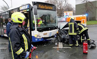 Auf dem Berliner Ring kollidierte ein Skoda Octavia mit einem abbiegenden Padersprinter-Bus. Dabei wurden insgesamt drei Personen verletzt. - Ralph Meyer Auf dem Berliner Ring kollidierte ein Skoda Octavia mit einem abbiegenden Padersprinter-Bus. Dabei wurden insgesamt drei Personen verletzt. - Ralph Meyer