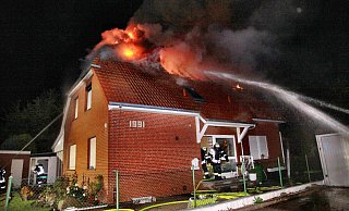 Der Dachstuhl wurde komplett zerstört und das Haus ist eigentlich unbewohnbar. - Feuerwehr Porta Westfalica Der Dachstuhl wurde komplett zerstört und das Haus ist eigentlich unbewohnbar. - Feuerwehr Porta Westfalica