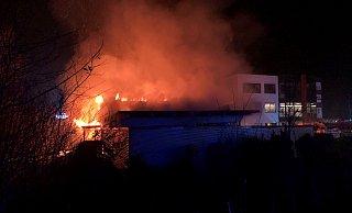 Unter starker Rauchentwicklung brannte ein Außenlager auf dem Gelände eines Betriebes an der Straße Obermeiers Feld. - Feuerwehr Paderborn Unter starker Rauchentwicklung brannte ein Außenlager auf dem Gelände eines Betriebes an der Straße Obermeiers Feld. - Feuerwehr Paderborn
