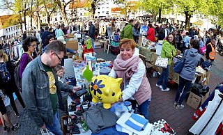 So wie hier auf dem Foto von April 2019 wird’s beim nächsten Flohmarkt auf dem Klosterplatz definitiv nicht aussehen. Die Veranstalter müssen verschiedene Vorschriften beachten. Nur jeder zweite Standplatz wird vergeben. Tickets dafür sind ab heute verfügbar. - Barbara Franke So wie hier auf dem Foto von April 2019 wird’s beim nächsten Flohmarkt auf dem Klosterplatz definitiv nicht aussehen. Die Veranstalter müssen verschiedene Vorschriften beachten. Nur jeder zweite Standplatz wird vergeben. Tickets dafür sind ab heute verfügbar. - Barbara Franke